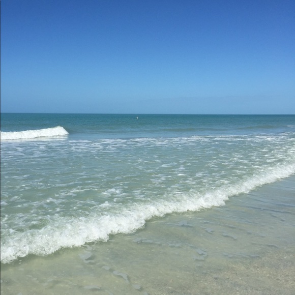 Welcome! Please check out my closet. Thank you๐ - Picture 9 of 10